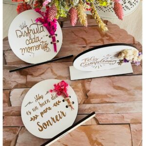 Placa frases con flores secas